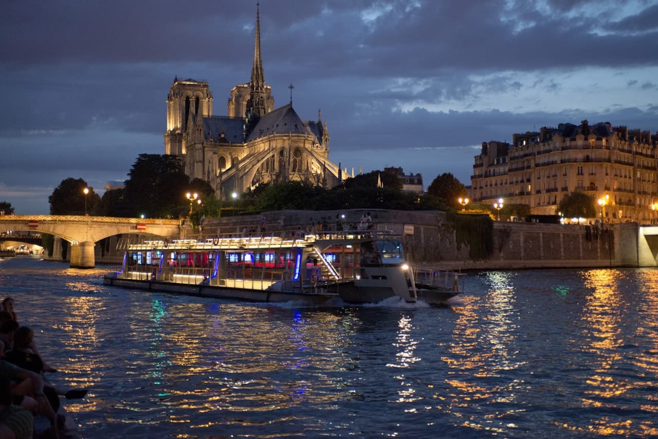 Moulin Rouge Cabaret Show with Drop-off Service and Seine River Cruise - تصویر 8