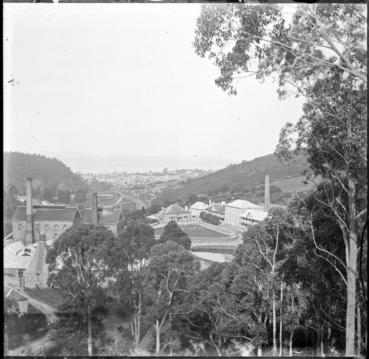 Cascade Brewery Grounds Tour - تصویر 3