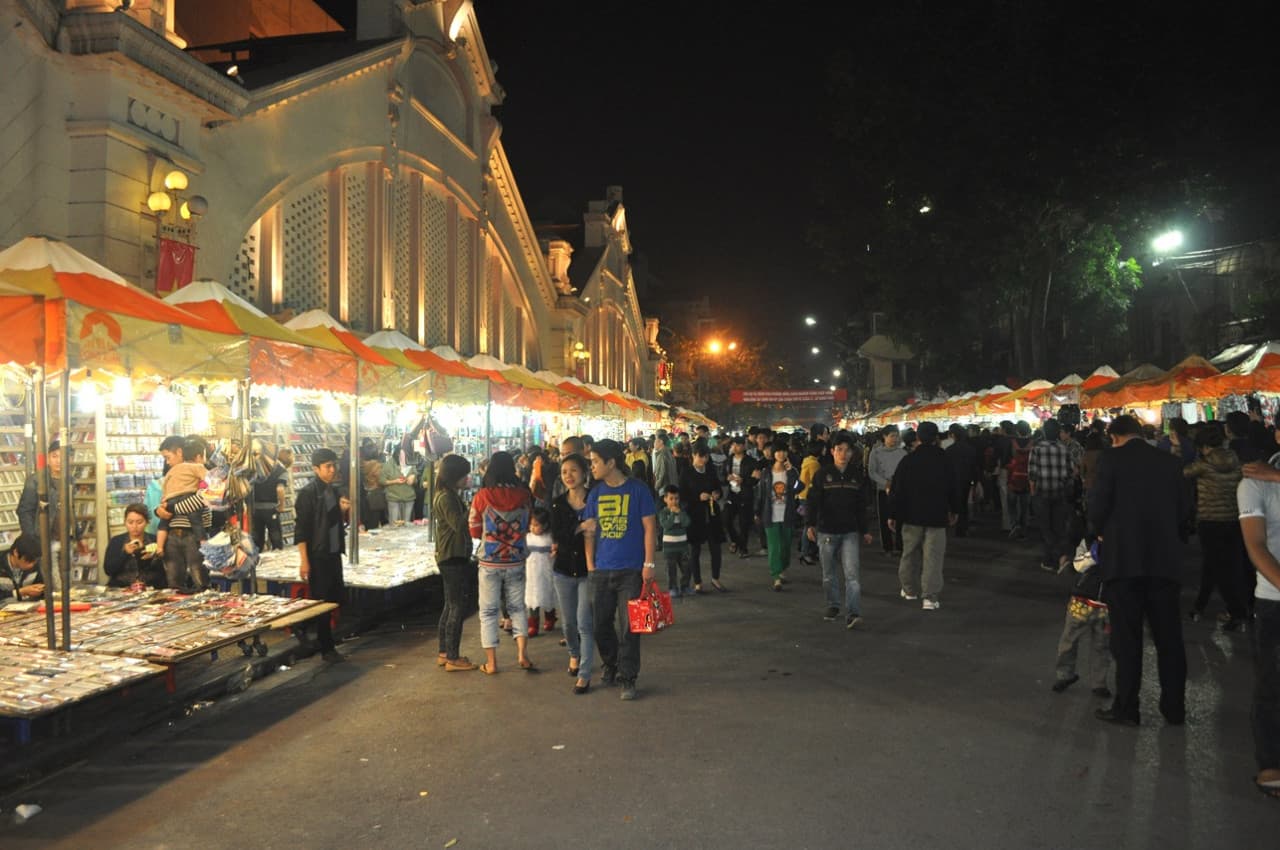Hanoi Weekend Night Market and Street Food Tour - تصویر 3