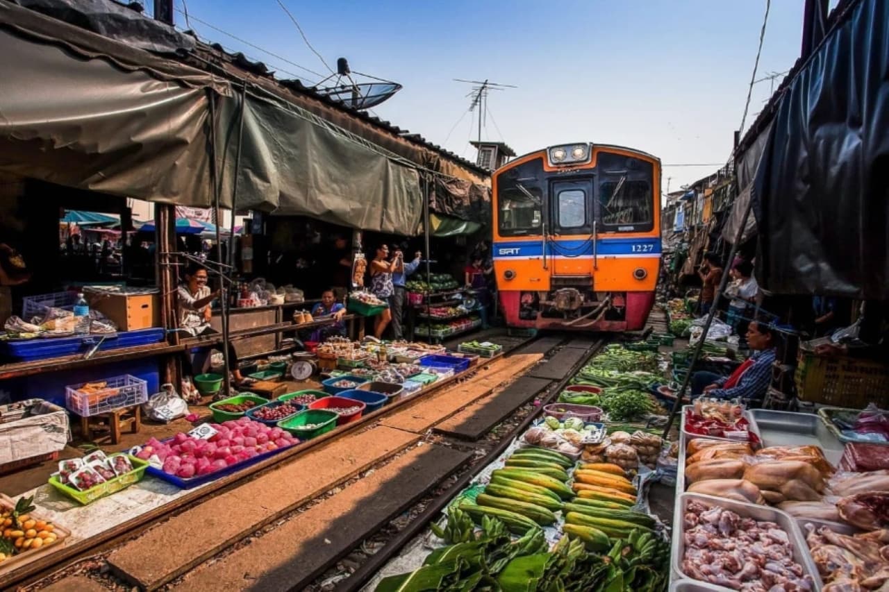 Maeklong Railway Market and Damnoen Saduak Floating Market Half-Day Tour - تصویر 3