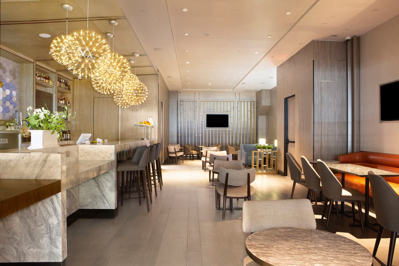 Plaza Premium Lounge - Dallas Fort Worth International Airport Terminal E - تصویر 2