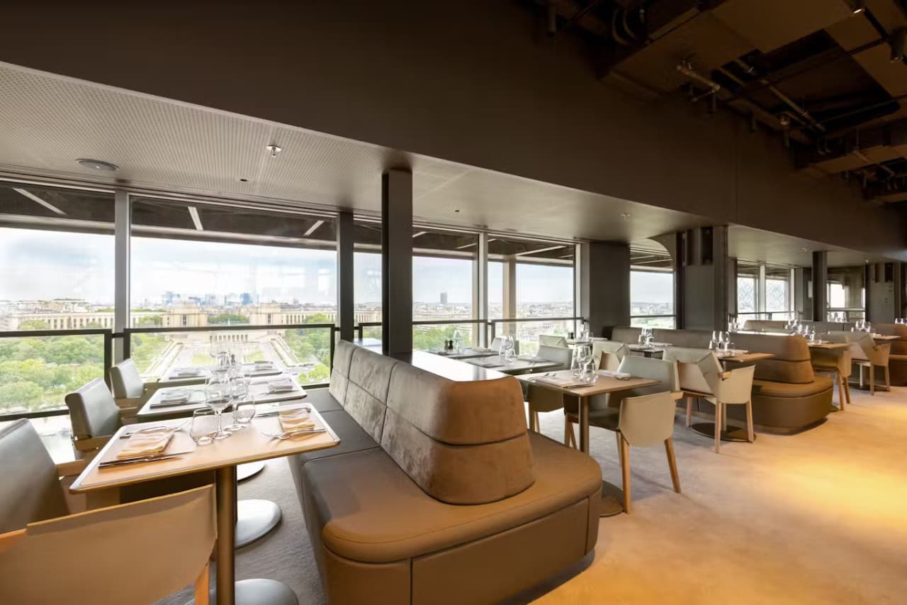 Eiffel Tower Dining Experience at Madame Brasserie Restaurant - تصویر 11