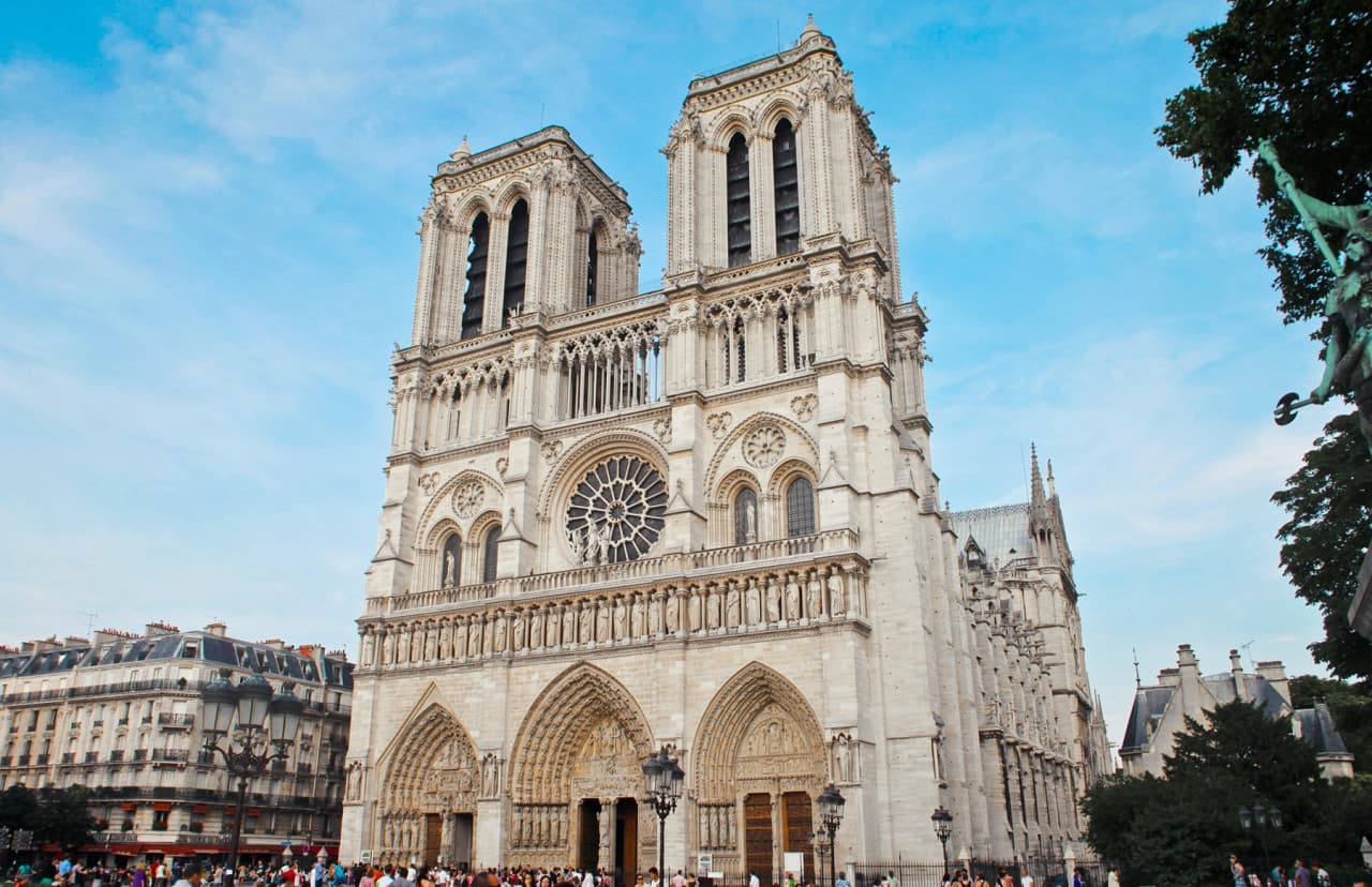 Notre Dame Exterior Tour with English- or Spanish-Speaking Guide & Cathedral Entry - تصویر 8