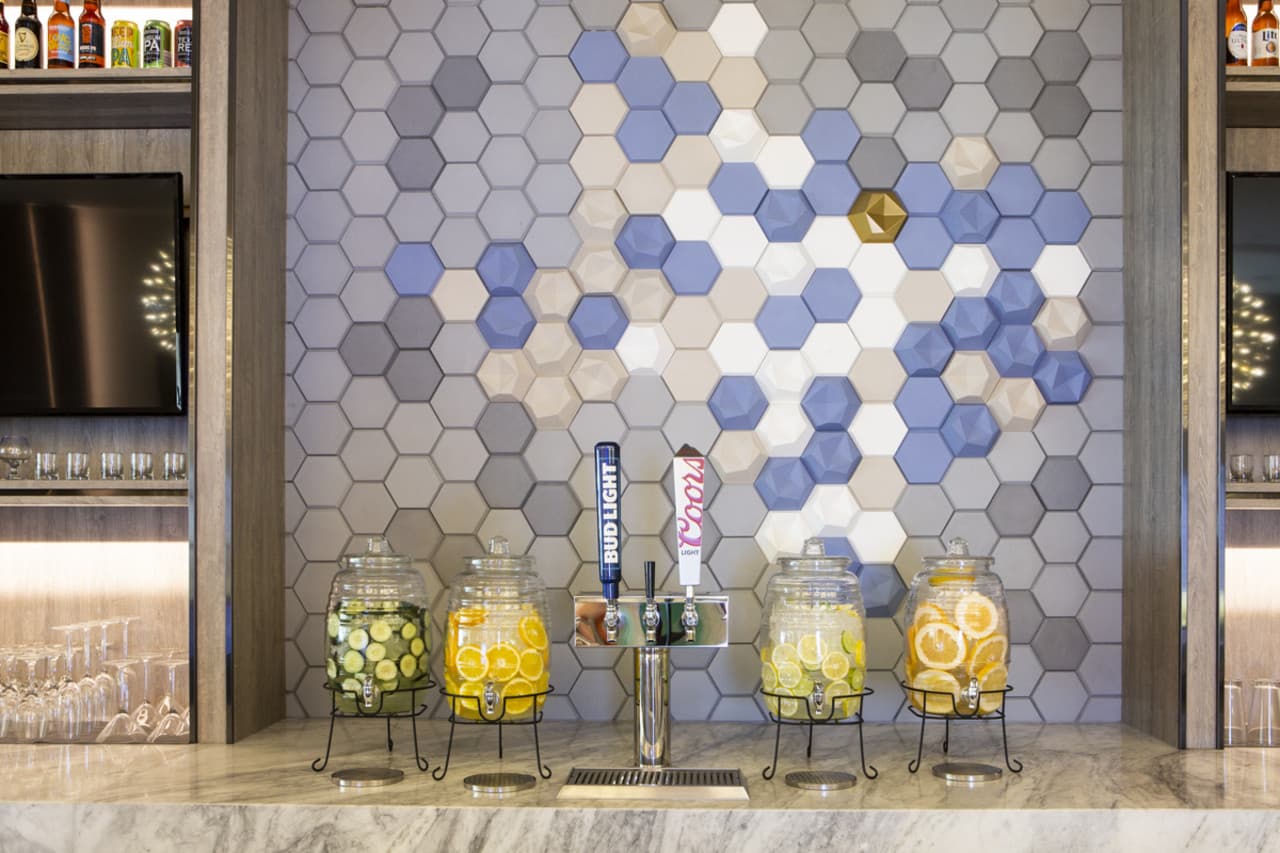 Plaza Premium Lounge - Dallas Fort Worth International Airport Terminal E - تصویر 6