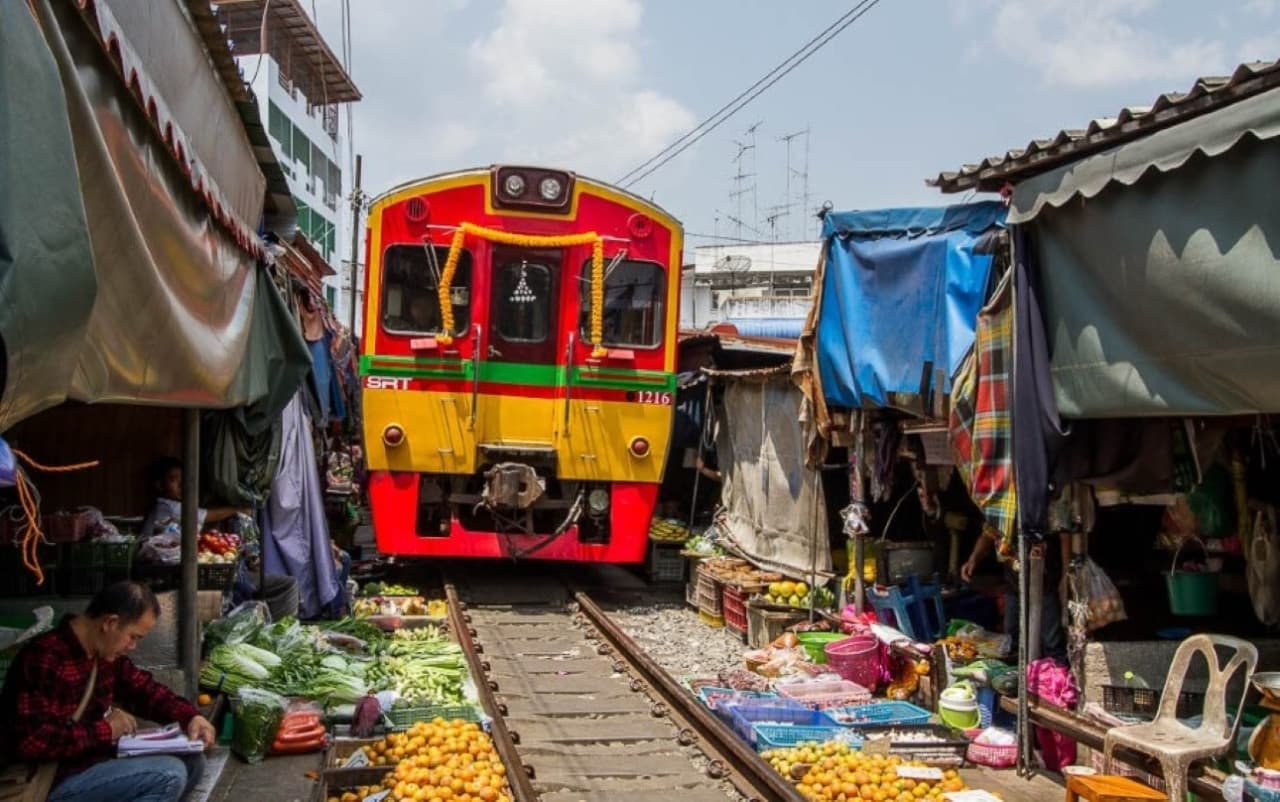 Maeklong Railway Market and Damnoen Saduak Floating Market Half-Day Tour - تصویر اصلی
