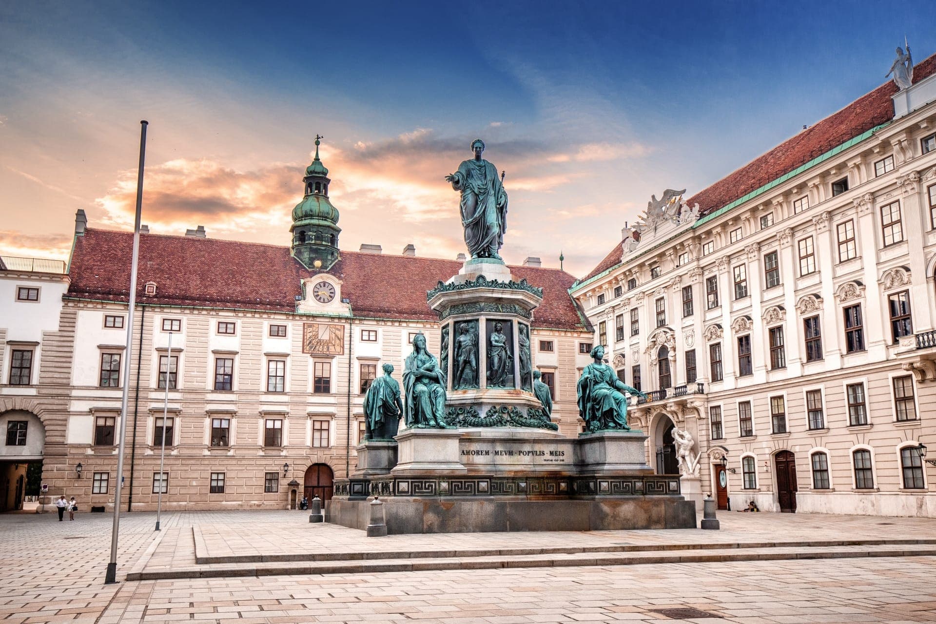 Vienna Old Town, Hofburg Palace Courtyard, and St. Stephen's Cathedral Walking Tour - تصویر 28