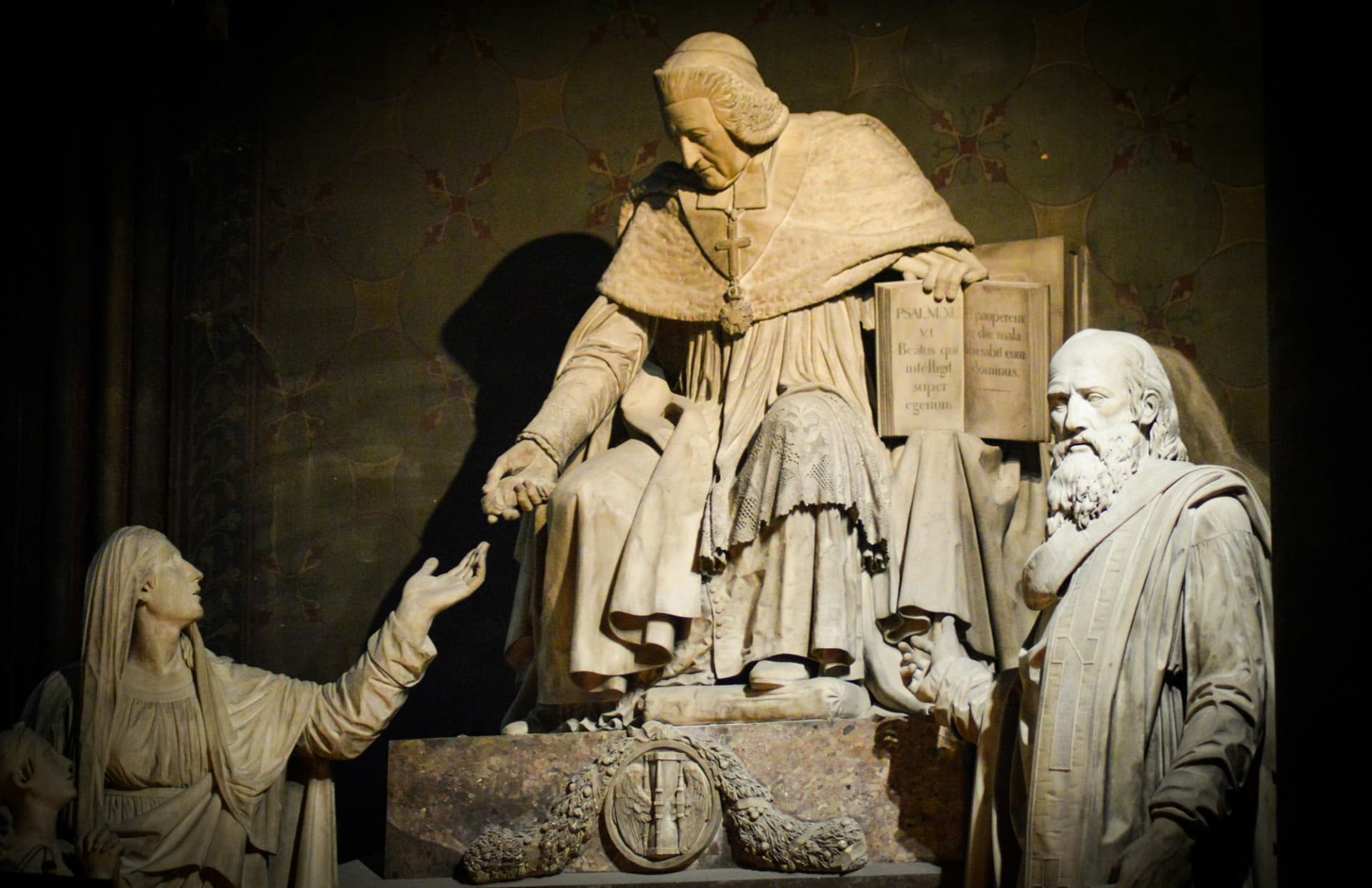 Notre Dame Exterior Tour with English- or Spanish-Speaking Guide & Cathedral Entry - تصویر 4