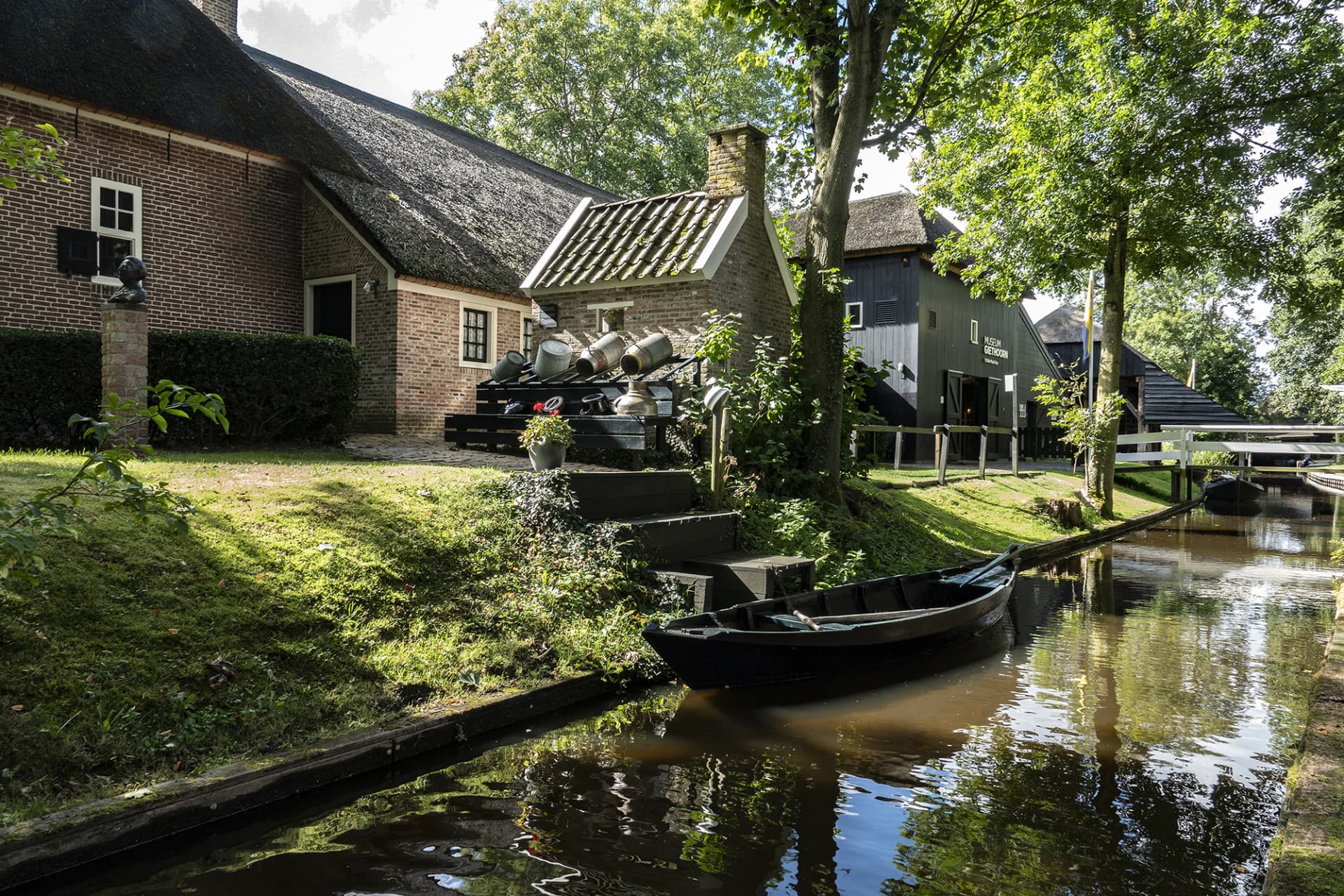 Giethoorn Full-Day Tour from Amsterdam with Canal Cruise and Self-Guided Walking Tour - تصویر 9