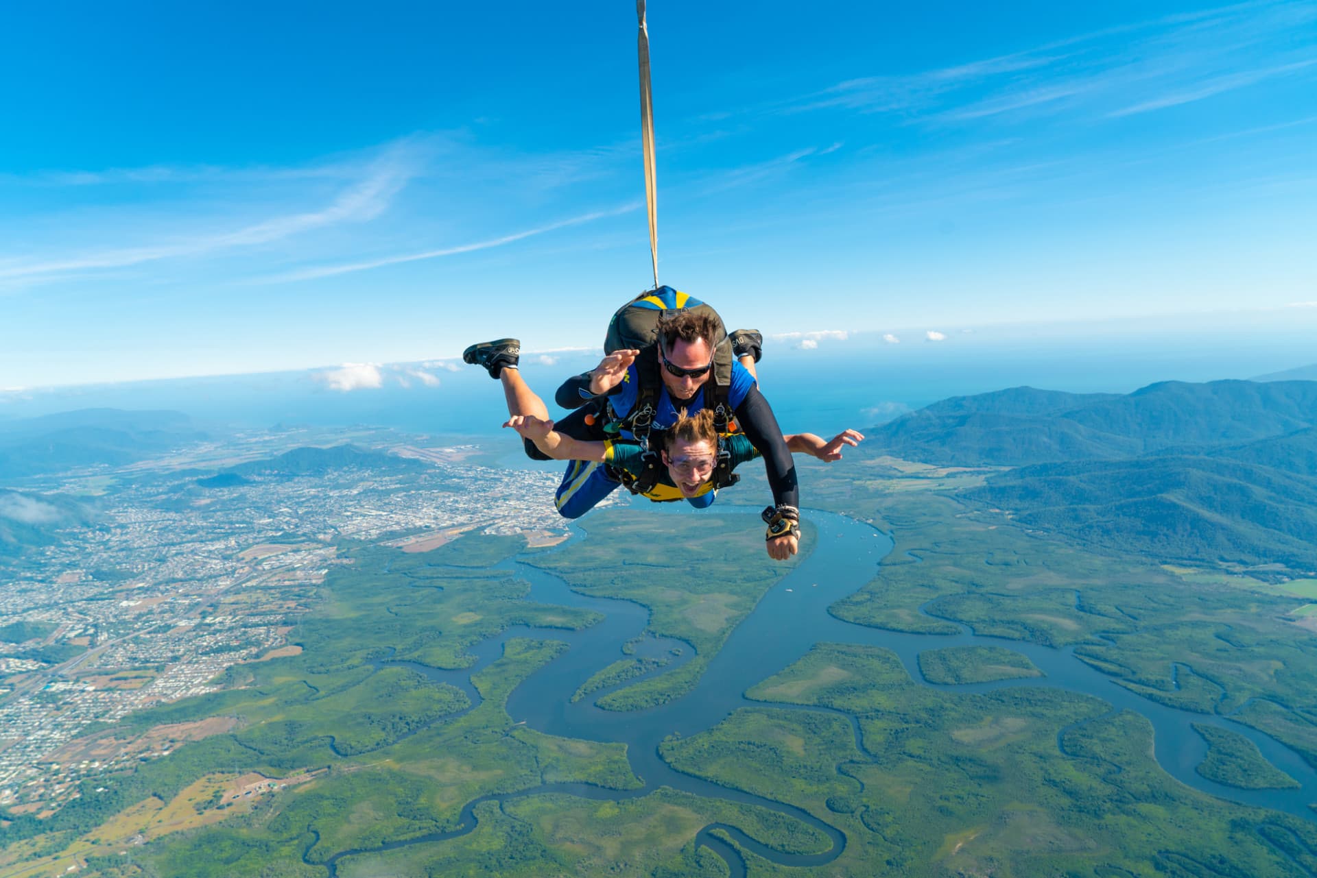 Tandem Skydiving Experience Cairns - تصویر 4