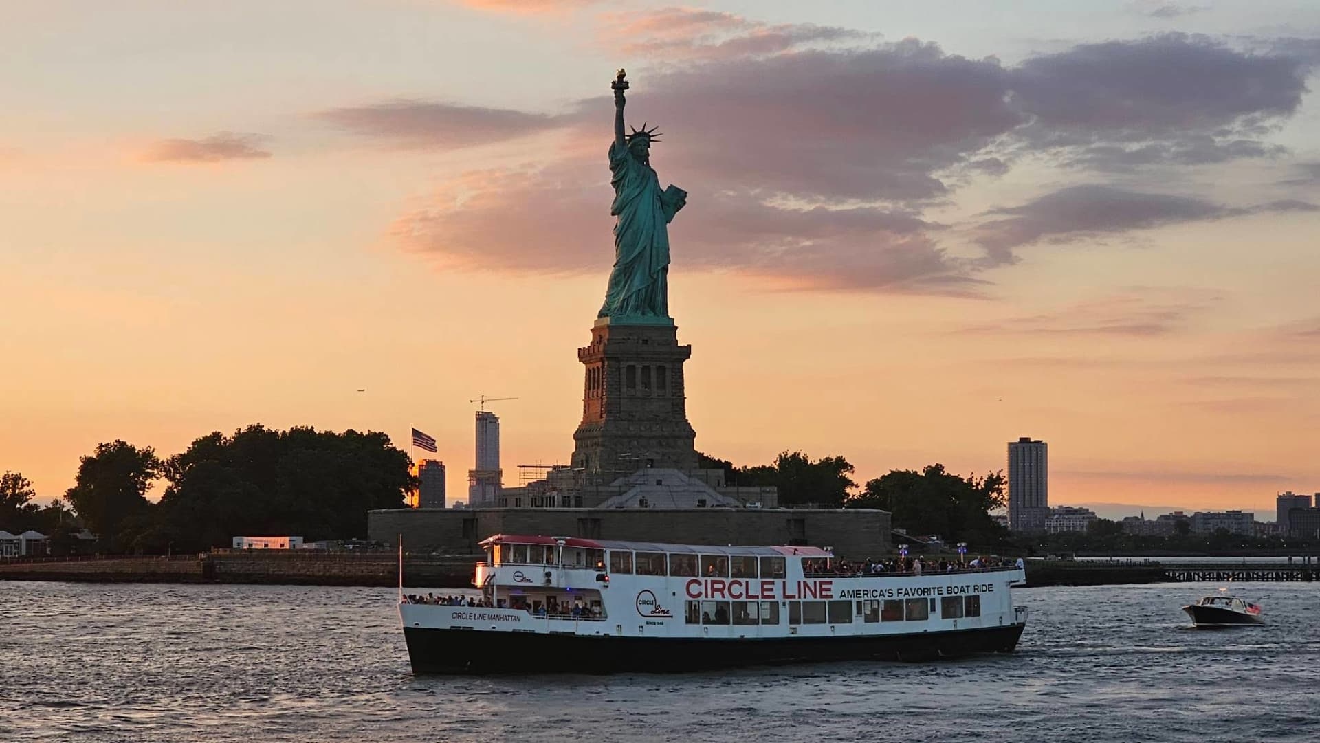 Circle Line "NYC Harbor Lights" Evening Cruise (2 hours): Reserved Straight-to-Board Ticket - تصویر 2