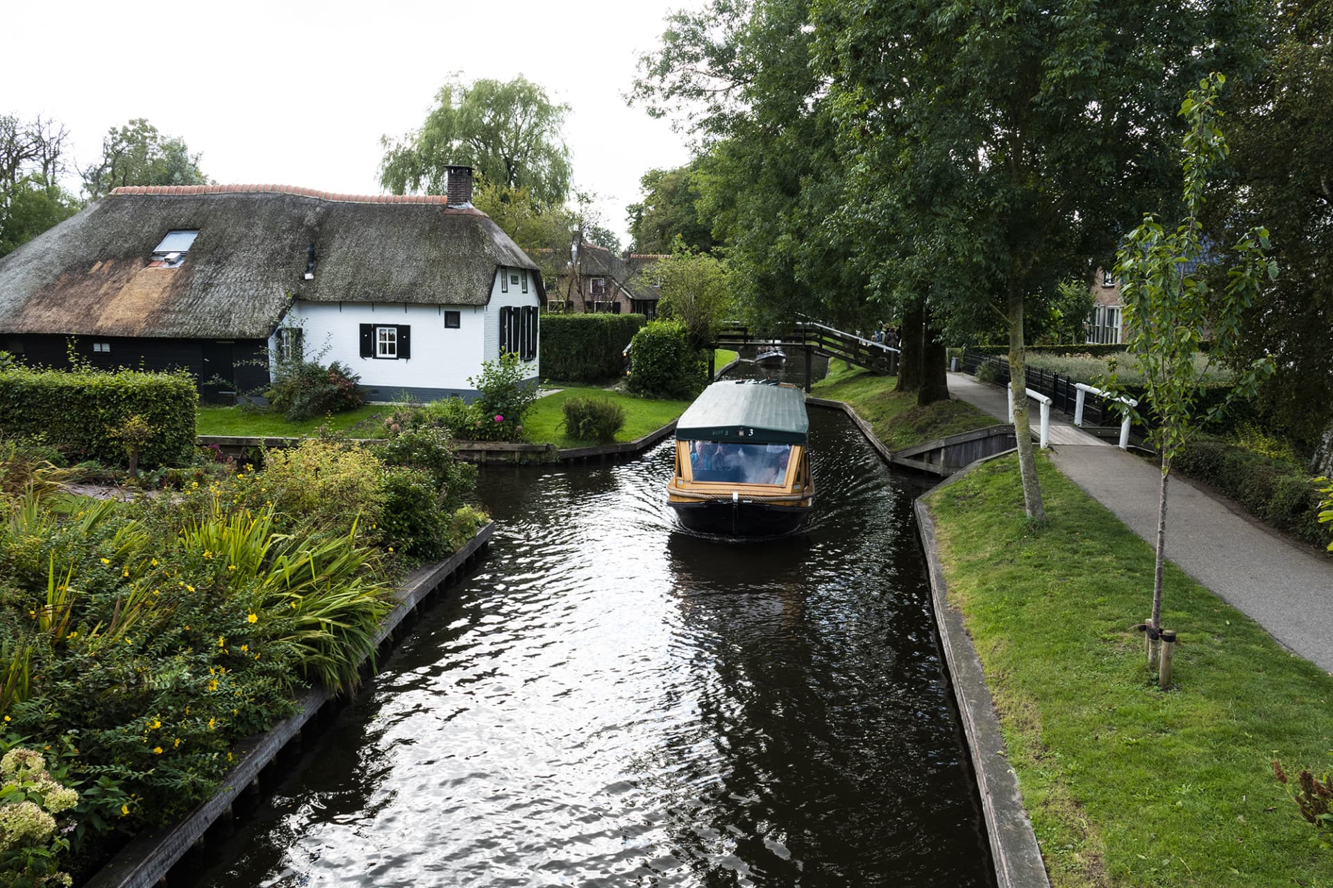 Giethoorn Full-Day Tour from Amsterdam with Canal Cruise and Self-Guided Walking Tour - تصویر 5