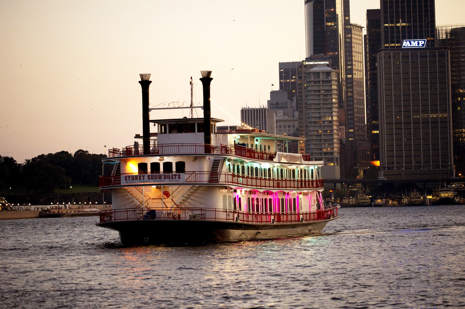 Sydney Harbour Showboat Dinner Cruise - تصویر 3