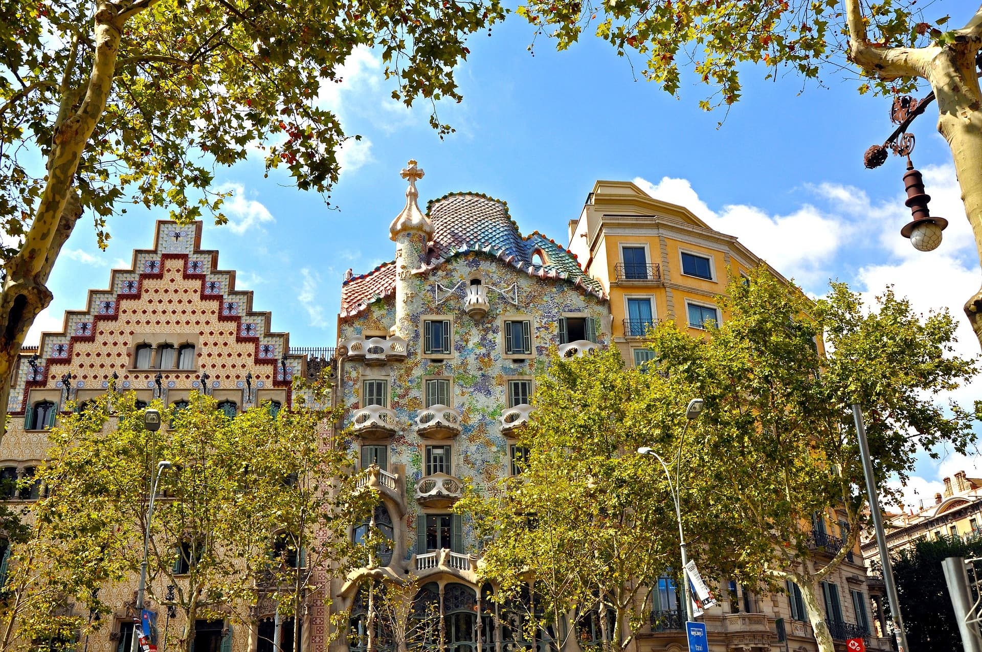 Barcelona Highlights: Sagrada Familia and Gaudi Houses Guided Tour - تصویر 4