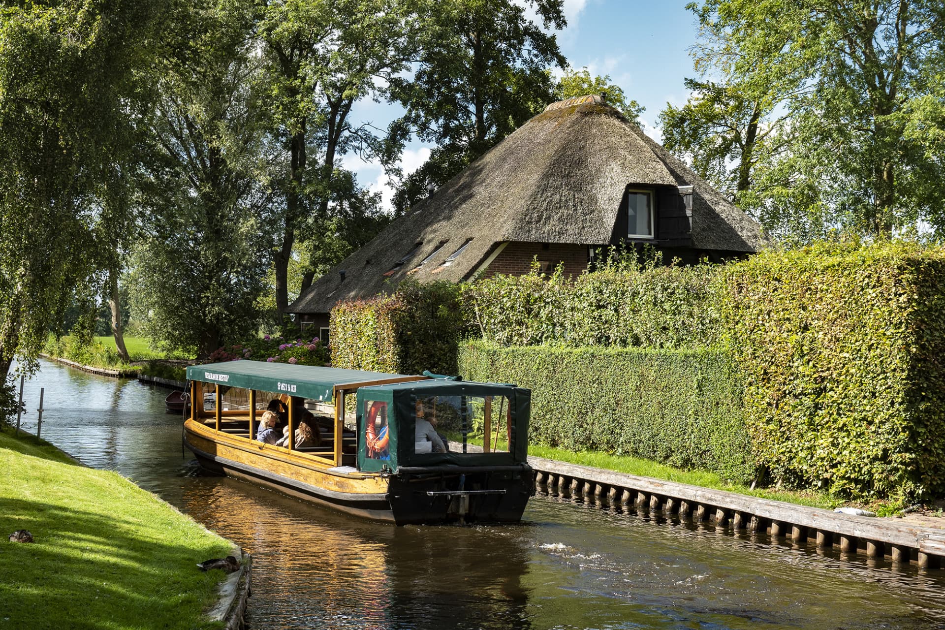 Giethoorn Full-Day Tour from Amsterdam with Canal Cruise and Self-Guided Walking Tour - تصویر 4