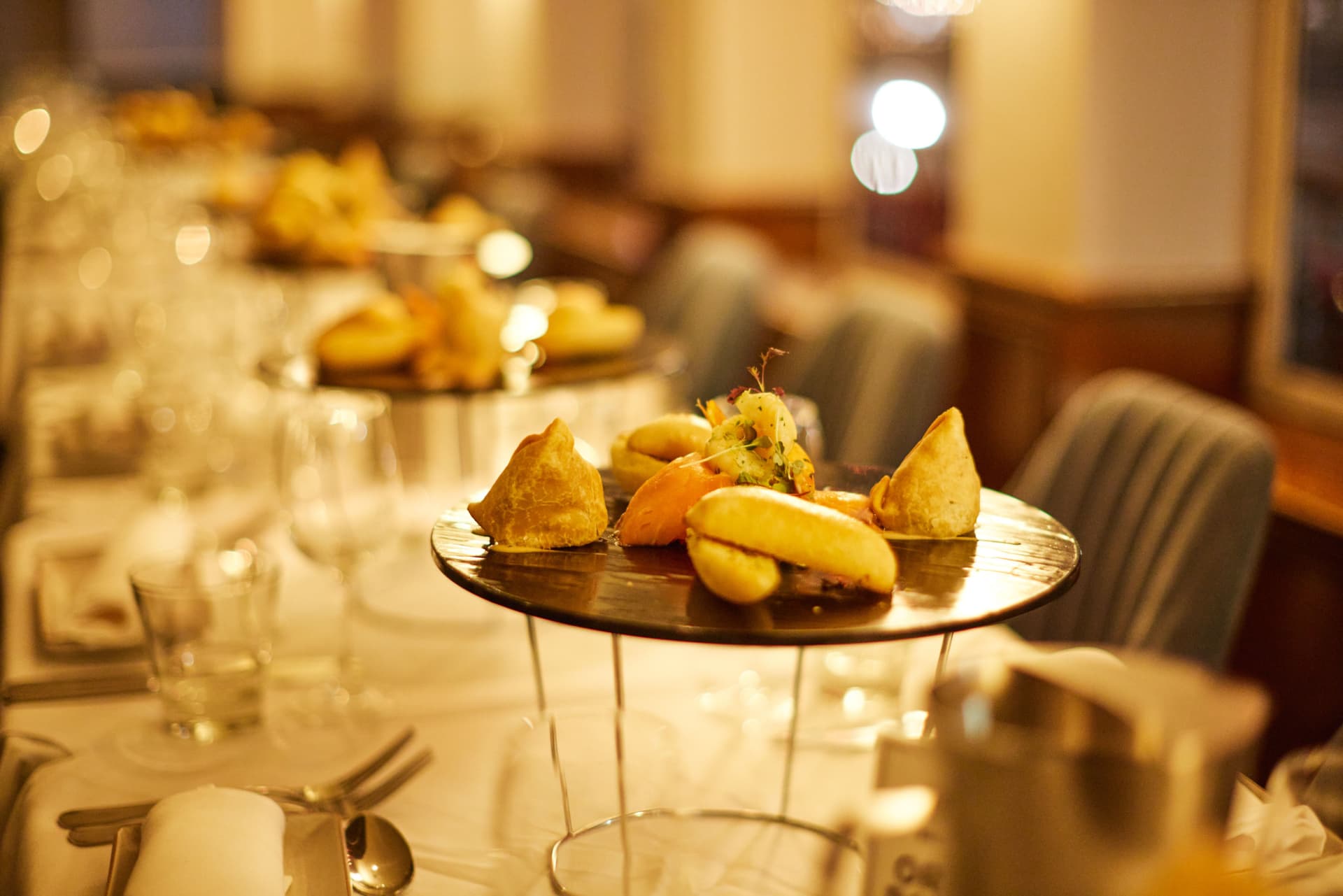 Sydney Harbour Showboat Dinner Cruise - تصویر 8
