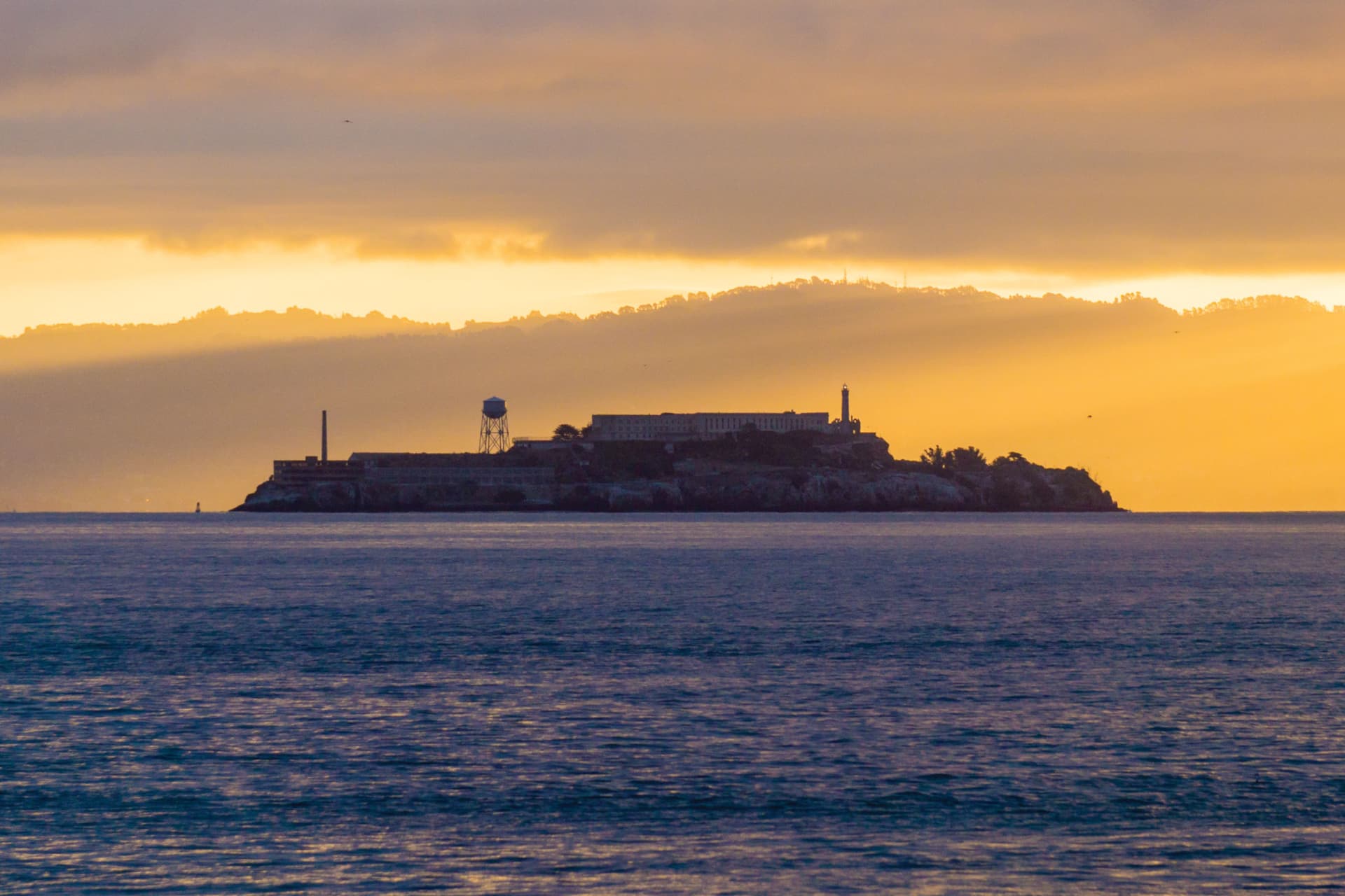 Alcatraz Island Ticket with 2-Day Hop-On Hop-Off & Night Bus Tour - تصویر 2