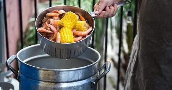 تجربهٔ کاباره و آشپزی Shrimp Boil - تصویر اصلی